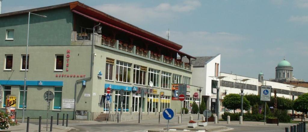Europa Penzion Štúrovo エクステリア 写真